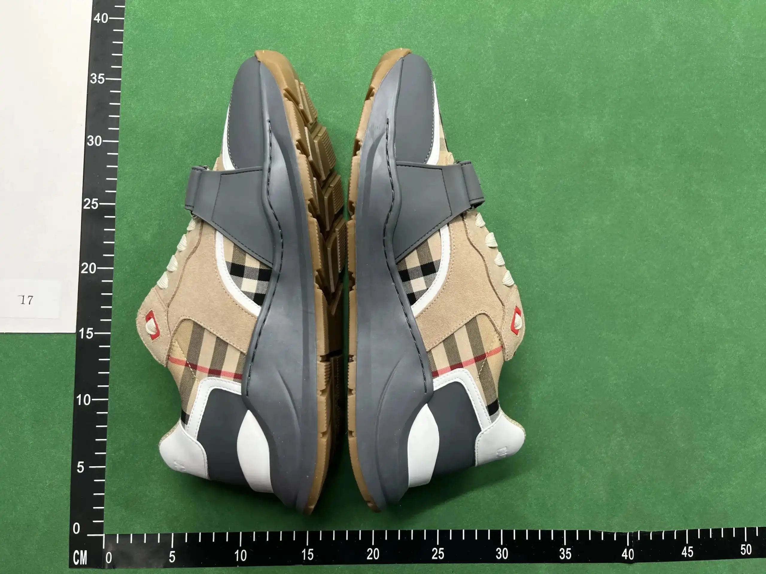 Louis Vuitton B22 Trainers — foto 7 de 8