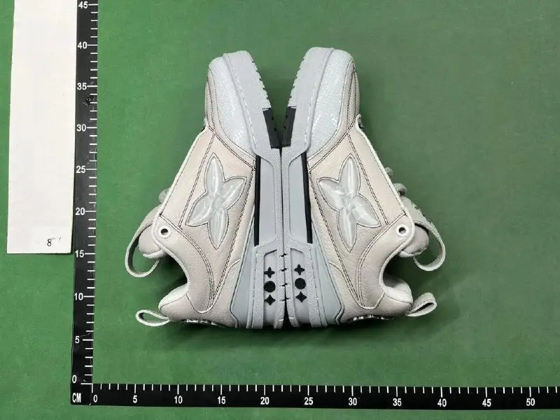 Louis Vuitton B22 Trainers — foto 8 de 8