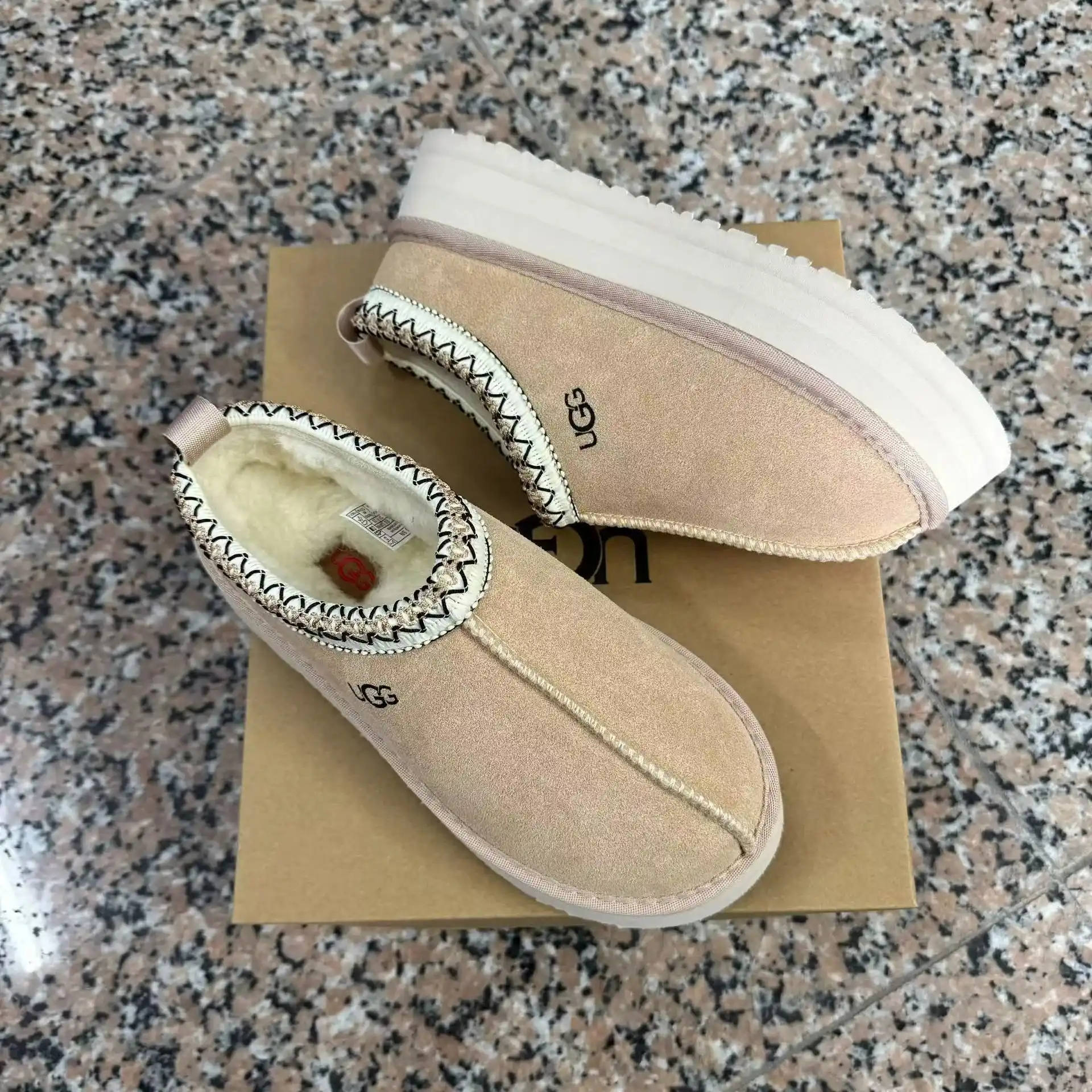 UGG Classic Slipper [7 styles] — foto 2 de 8