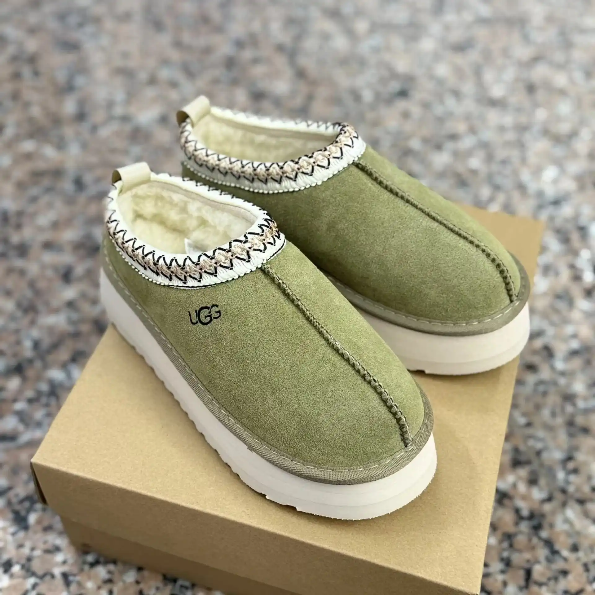 UGG Classic Slipper [7 styles] — foto 4 de 8