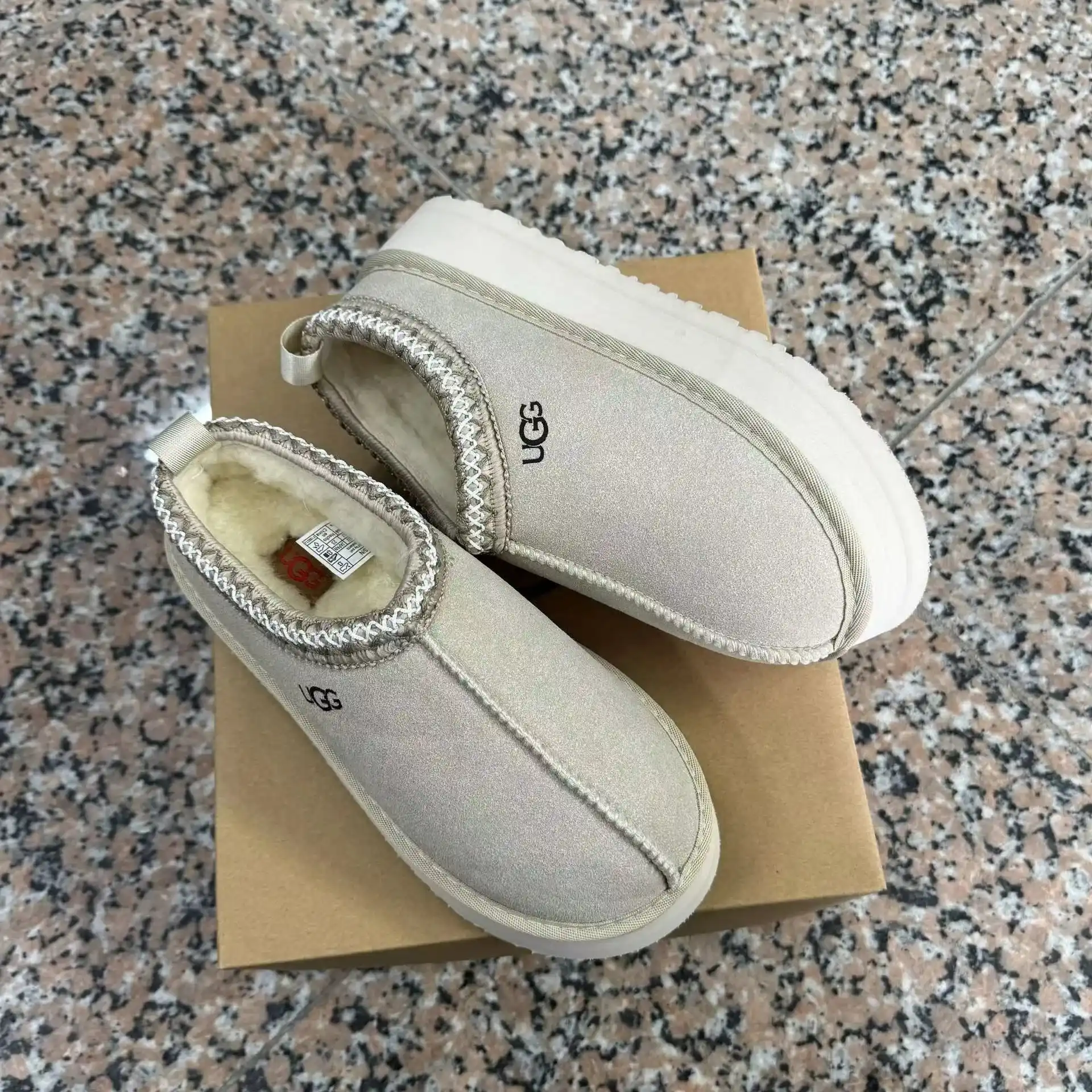 UGG Classic Slipper [7 styles] — foto 5 de 8