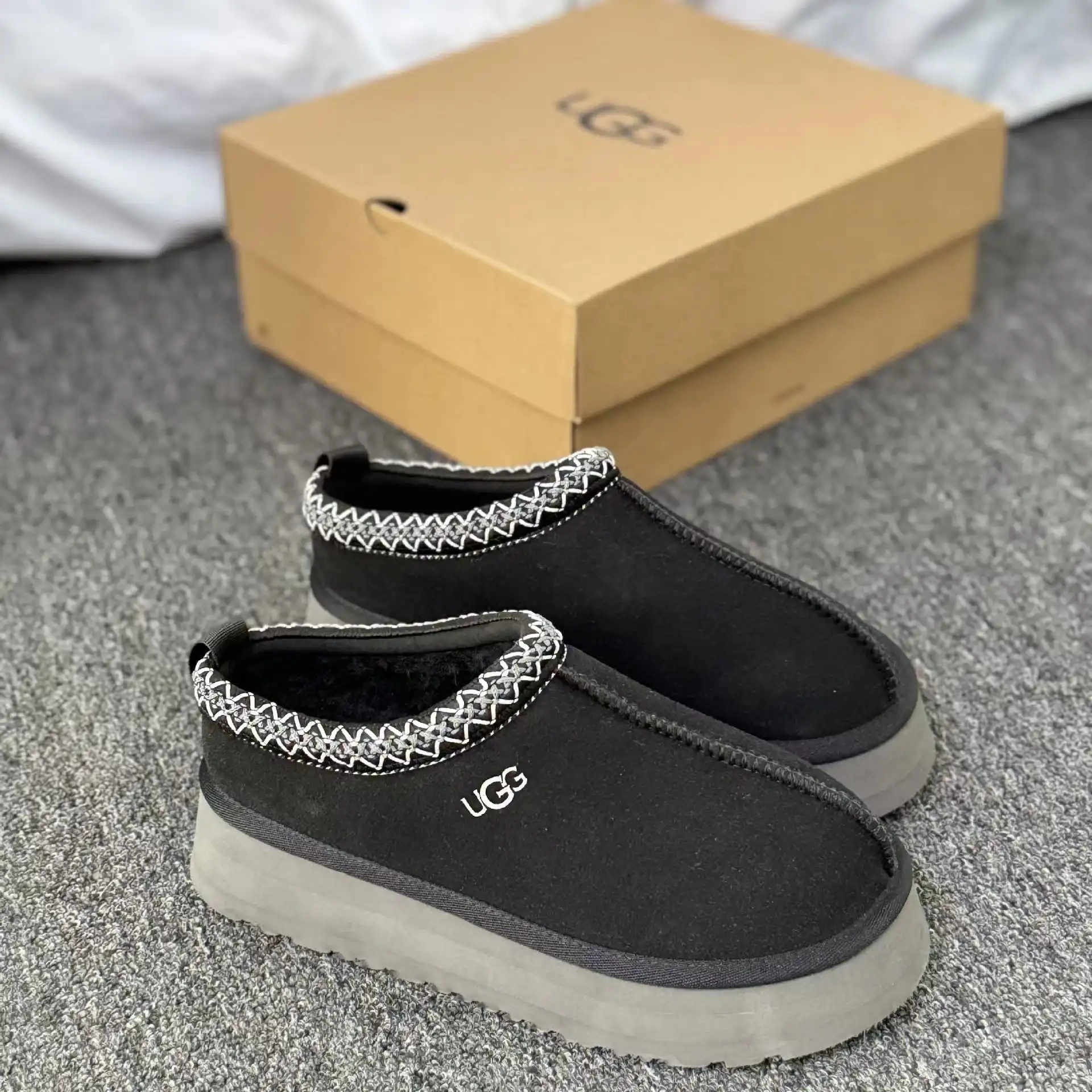 UGG Classic Slipper [7 styles] — foto 8 de 8