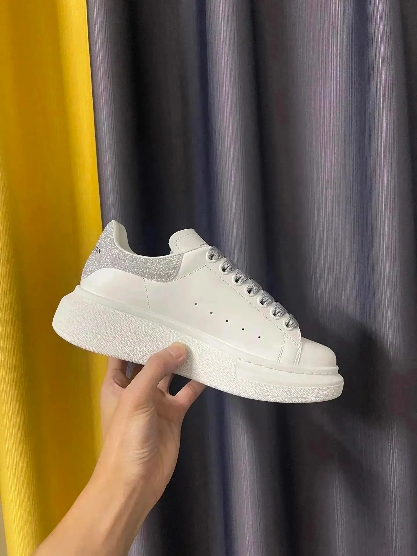 Alexander McQueen Sneakers（38 Color） — foto 2 de 8