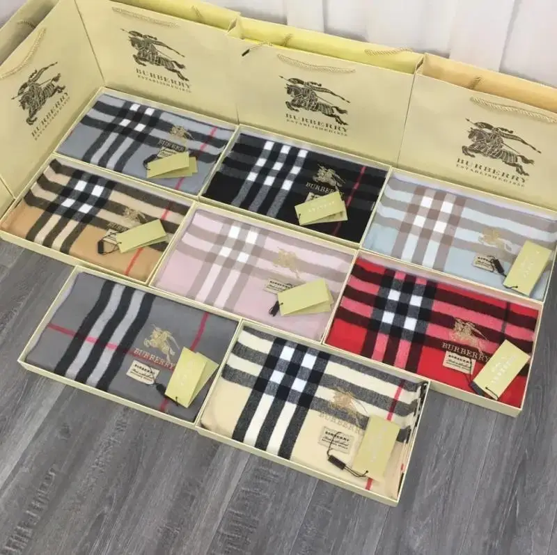Burberry Classic Check Scarf [Multiple Colors Available] — foto 2 de 8