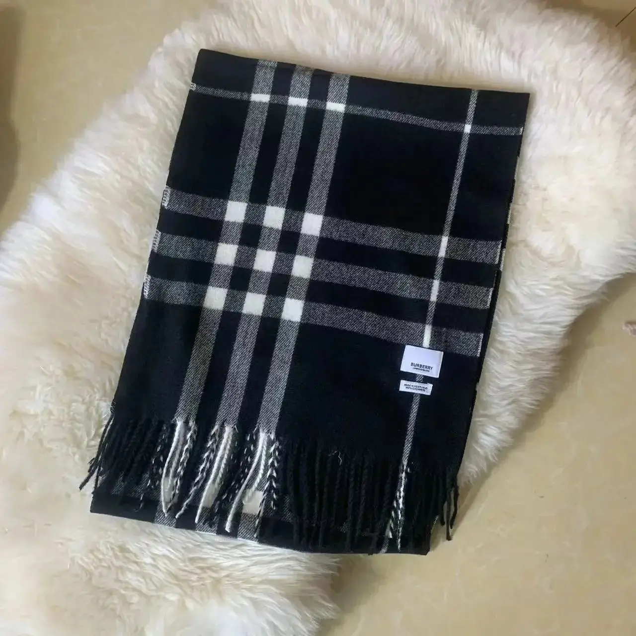 Burberry Classic Check Scarf [Multiple Colors Available] — foto 4 de 8