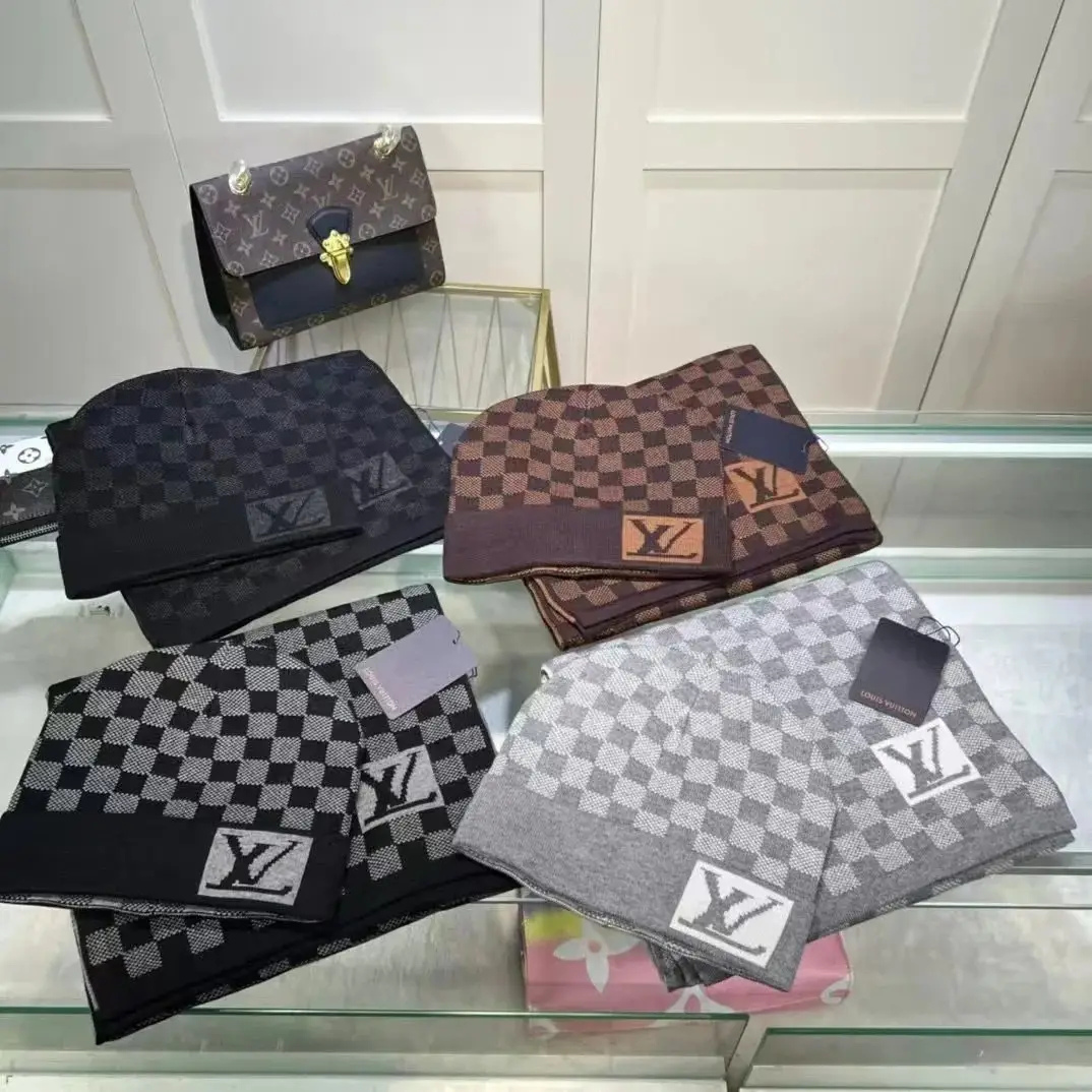 Louis Vuitton Hat & Scarf — foto 3 de 8