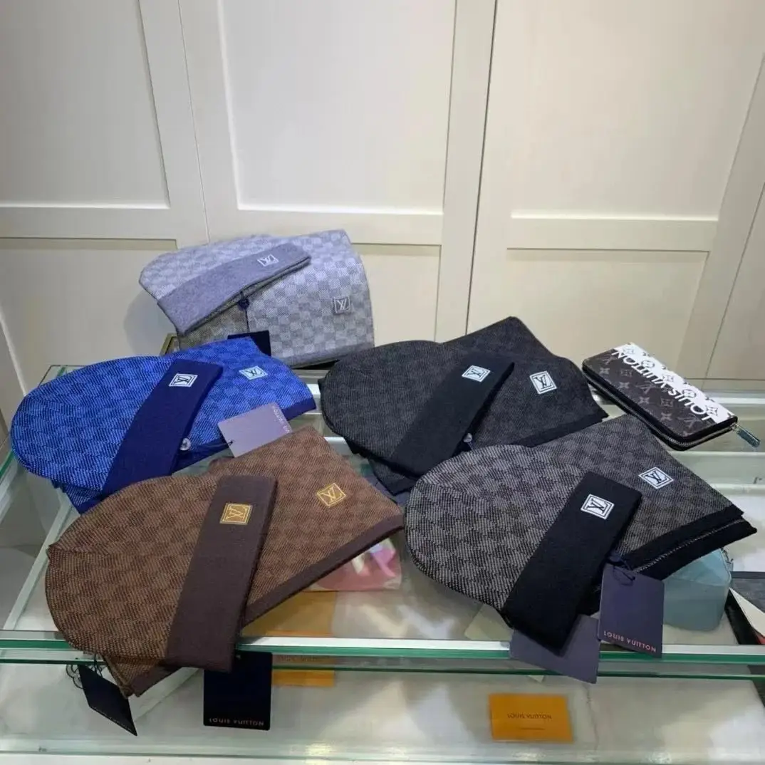 Louis Vuitton Hat & Scarf — foto 4 de 8