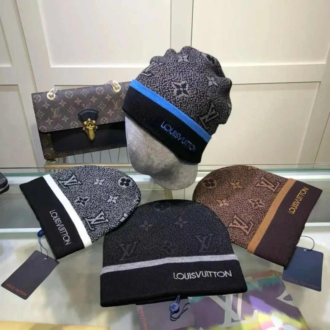 Louis Vuitton Hat & Scarf — foto 7 de 8