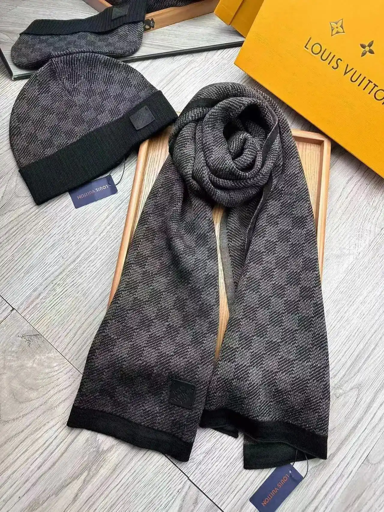 Louis Vuitton Hat & Scarf — foto 8 de 8