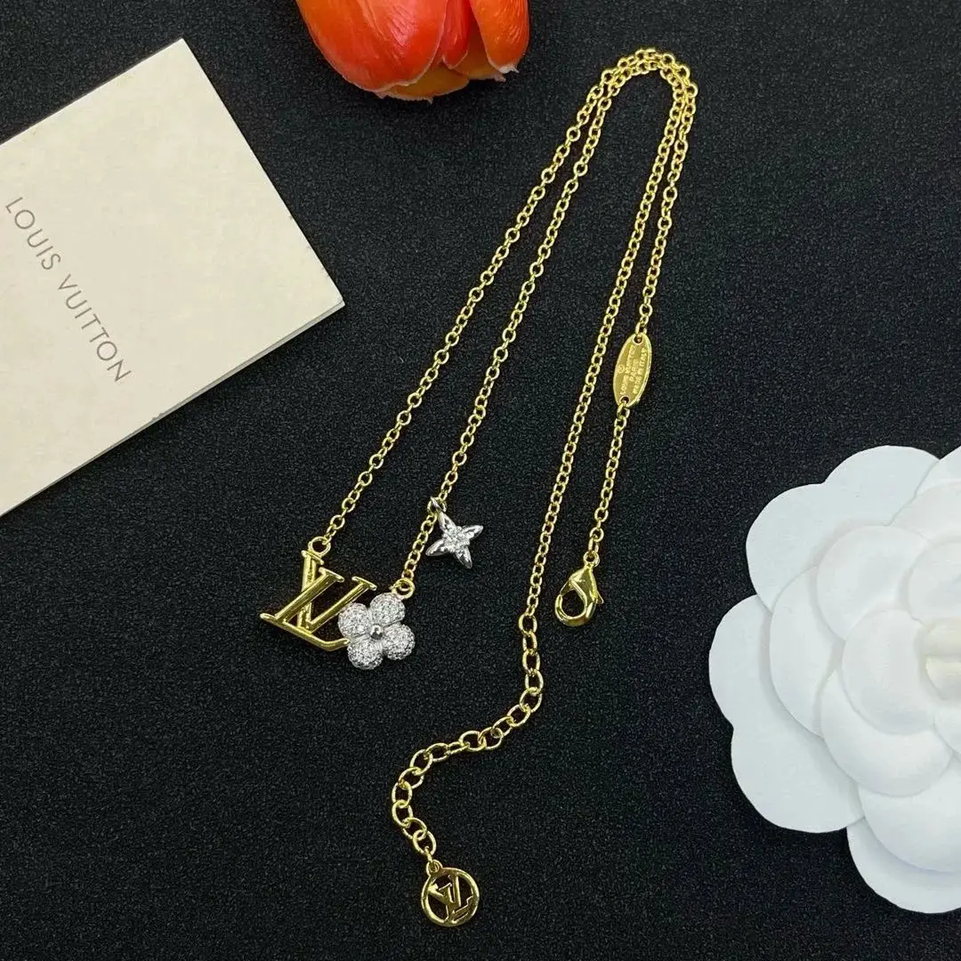 Louis Vuitton LV Flower & Star Charm Necklace — foto 4 de 6