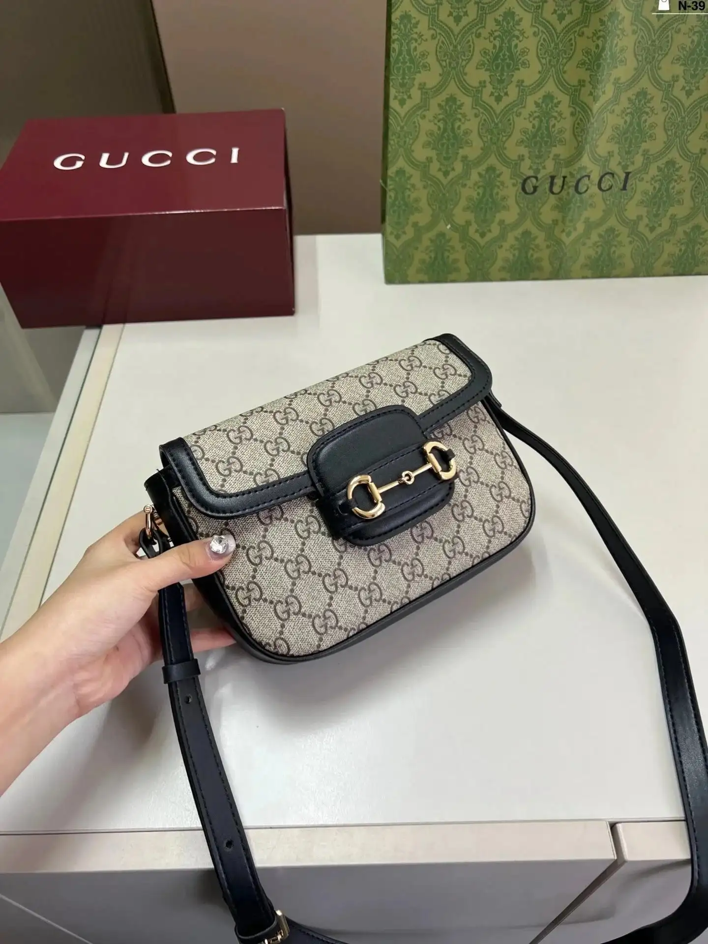 Gucci GG Supreme Horsebit Shoulder Bag — foto 7 de 8
