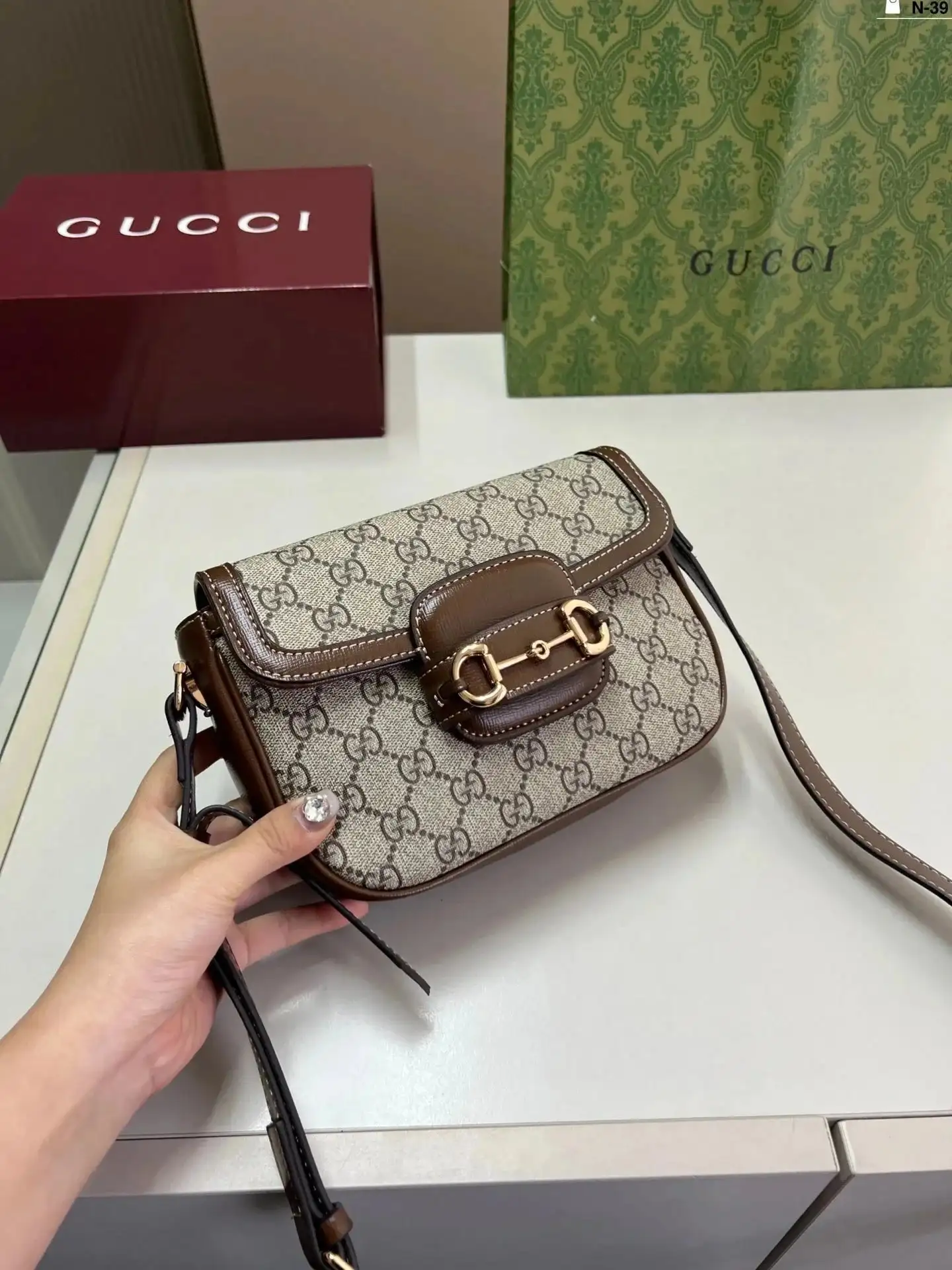 Gucci GG Supreme Horsebit Shoulder Bag — foto 8 de 8