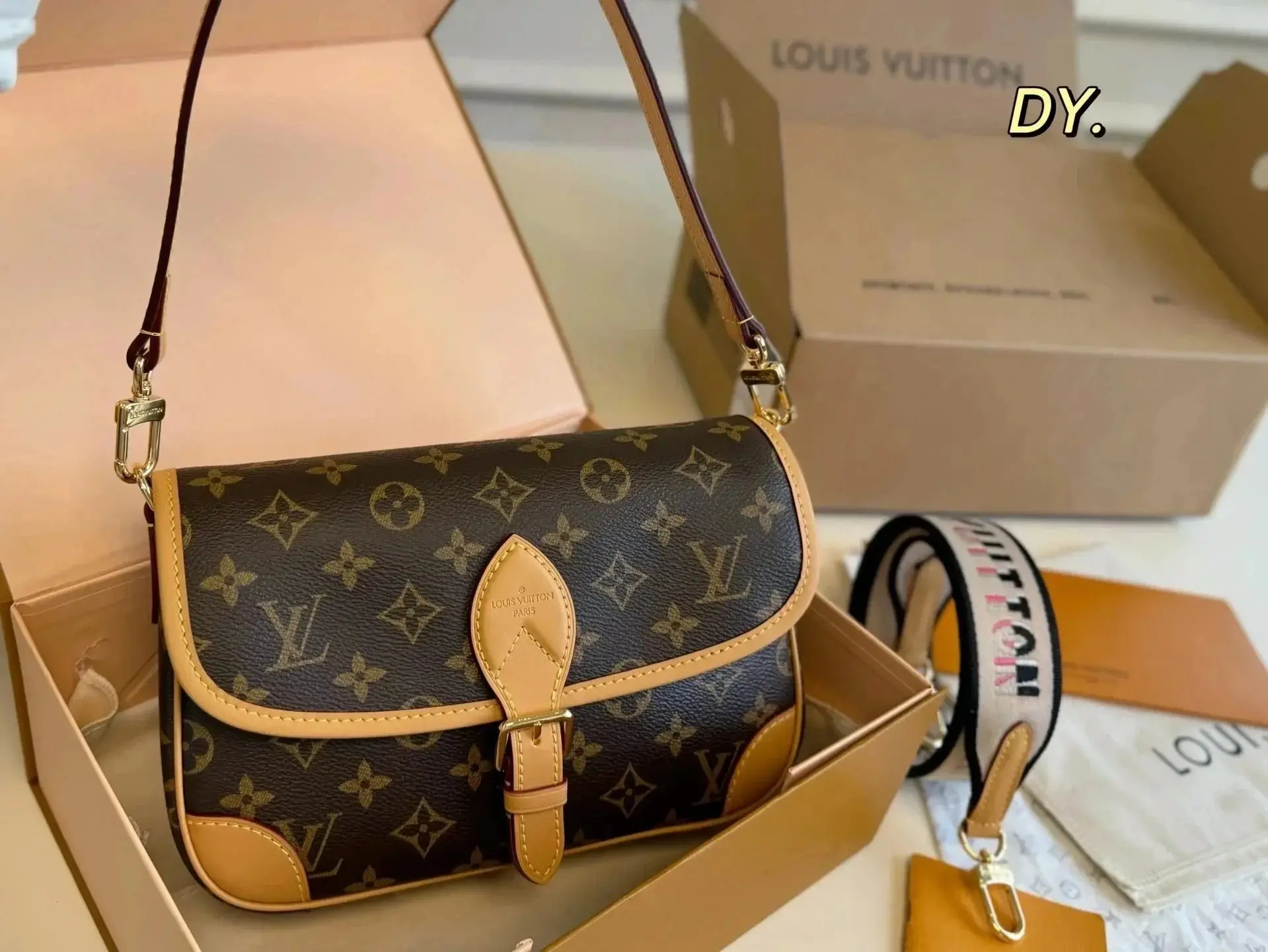Celine Triomphe Tote Bag / MCM Visetos Elephant Mini Bag / Celine Triomphe Box Bag [40+ styles] — foto 8 de 8