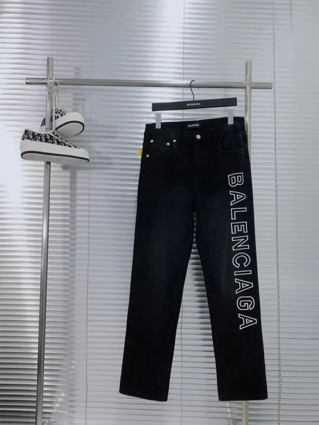 Balenciaga Logo Print Jeans [3 Colors Available] — foto 4 de 8