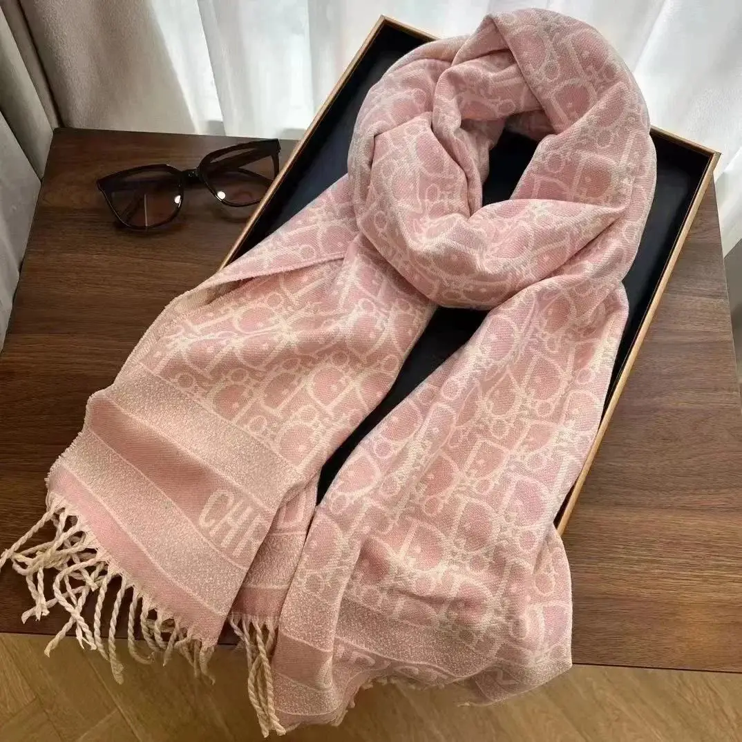 Dior and LV scarves — foto 2 de 6