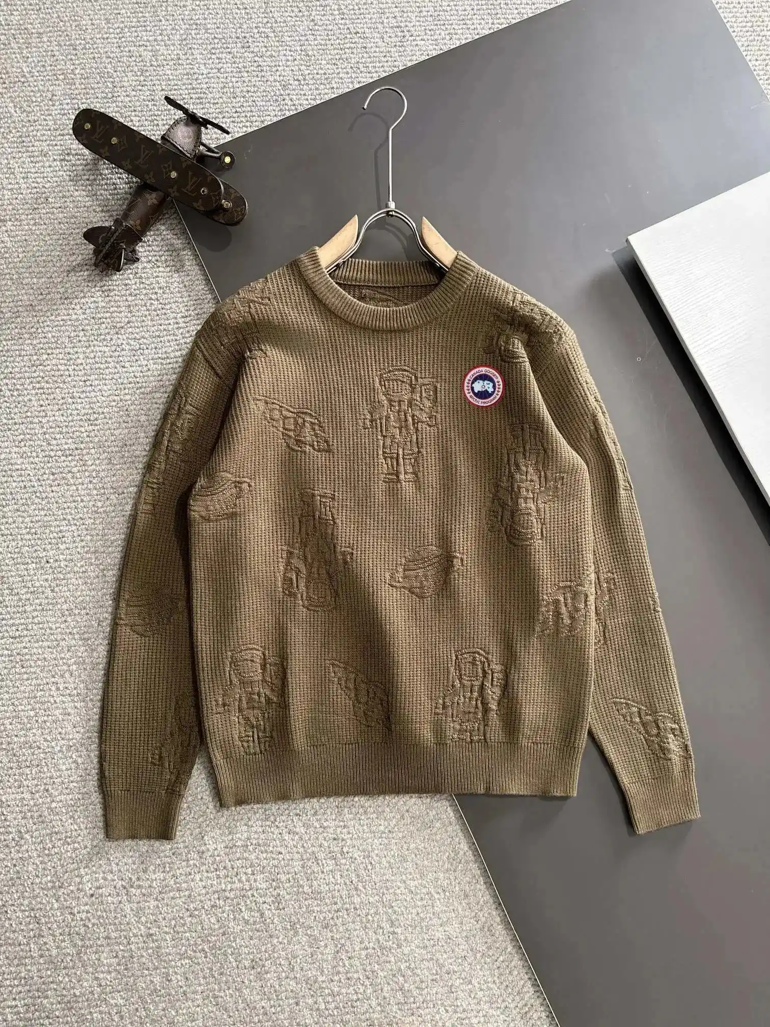Canada Goose Sweater [Multiple Colors & Styles] — foto 2 de 6