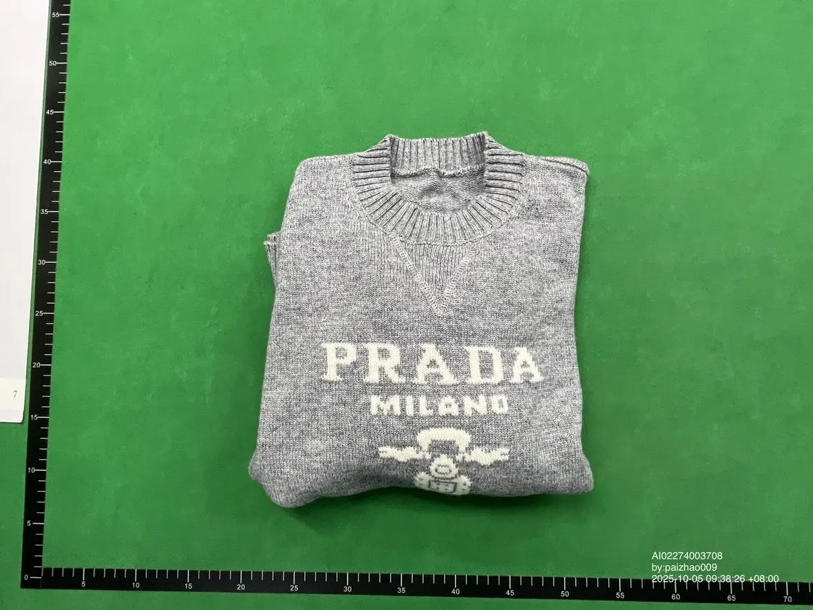 Prada Milano Logo Sweater — foto 2 de 5