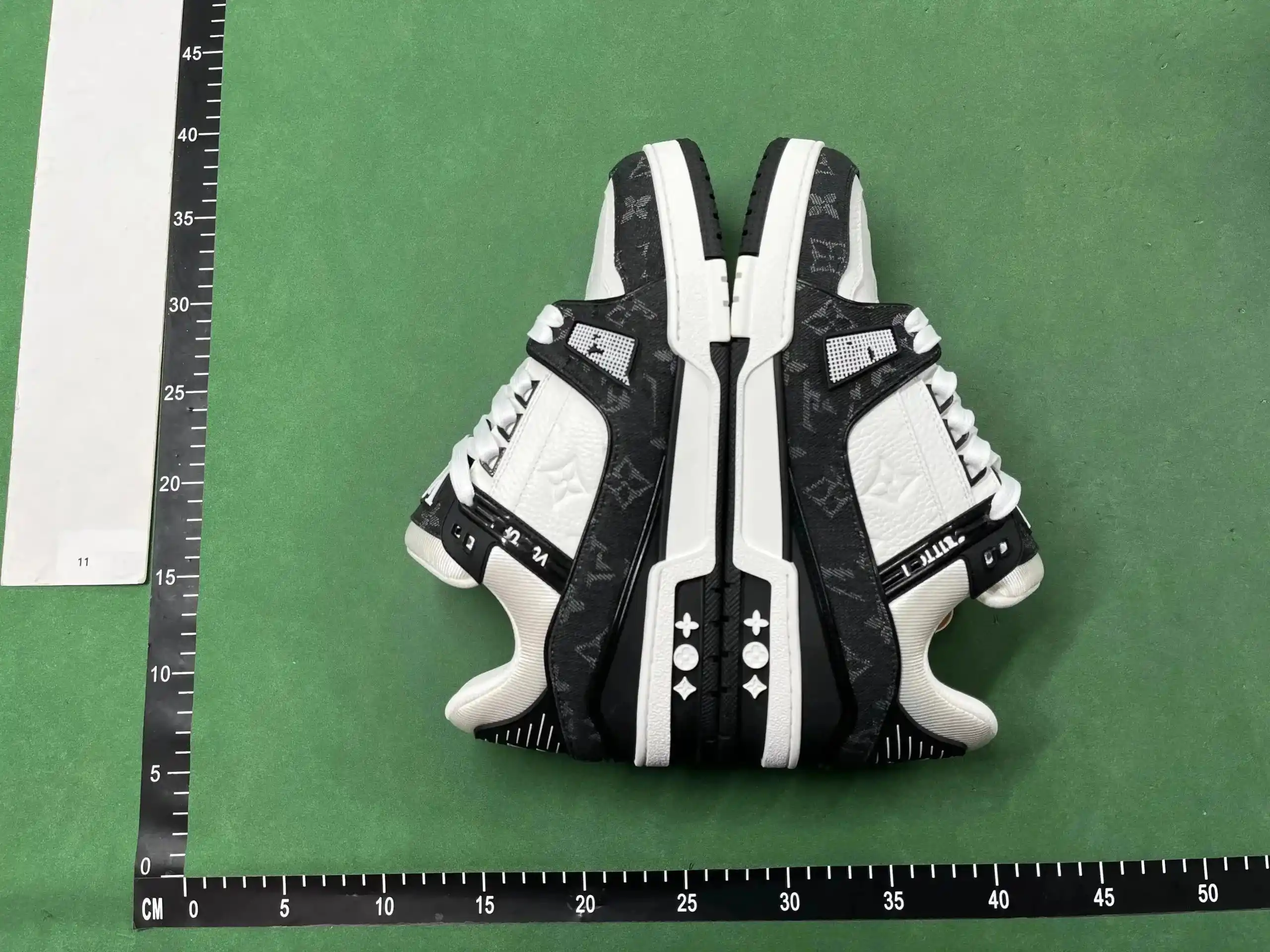 Louis Vuitton B22 Sneakers — foto 2 de 8