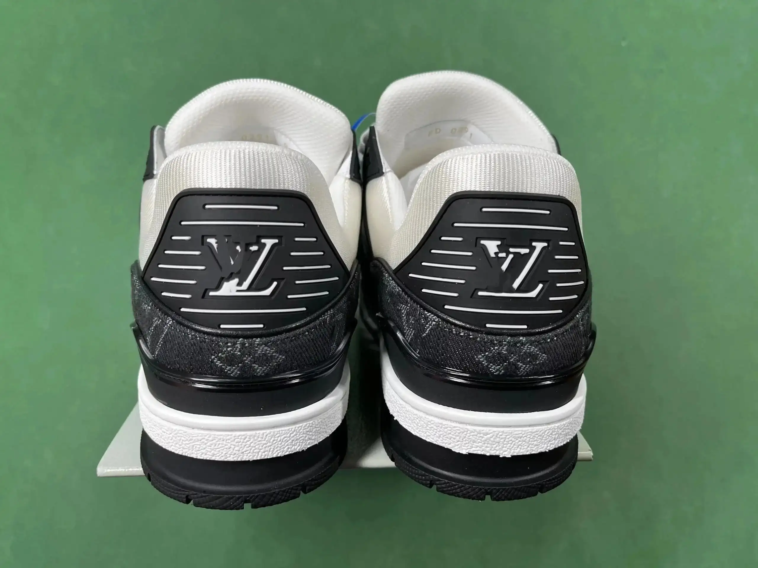 Louis Vuitton B22 Sneakers — foto 3 de 8