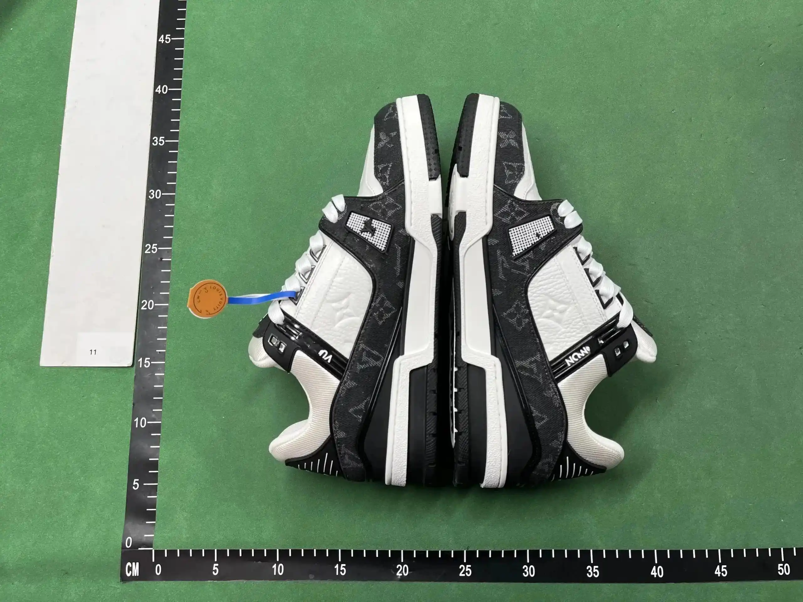 Louis Vuitton B22 Sneakers — foto 4 de 8