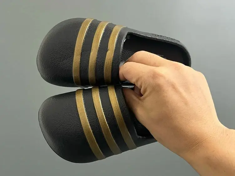 Adidas Originals ADIFOM ADILETTE Children's Closed-Toe Slippers — foto 3 de 7