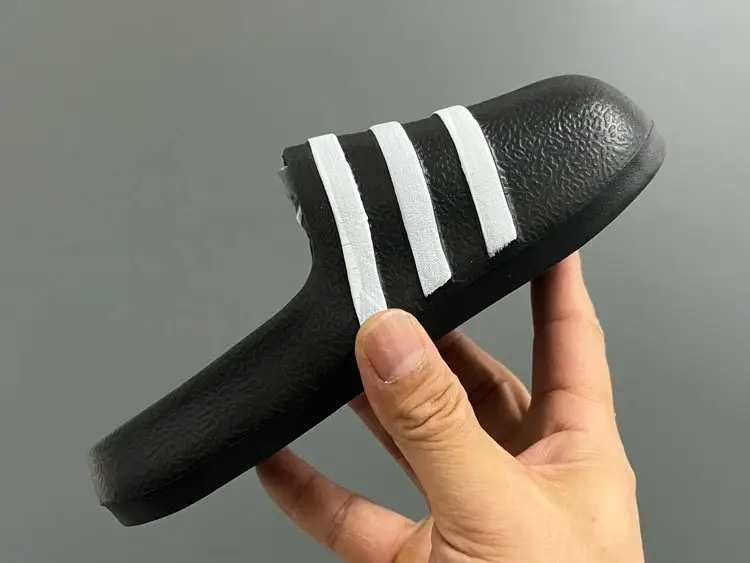 Adidas Originals ADIFOM ADILETTE Children's Closed-Toe Slippers — foto 4 de 7
