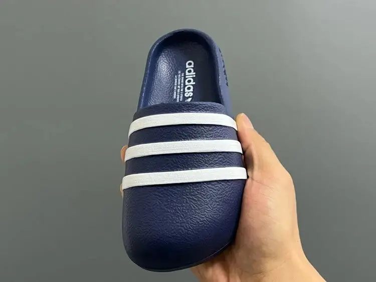 Adidas Originals ADIFOM ADILETTE Children's Closed-Toe Slippers — foto 6 de 7