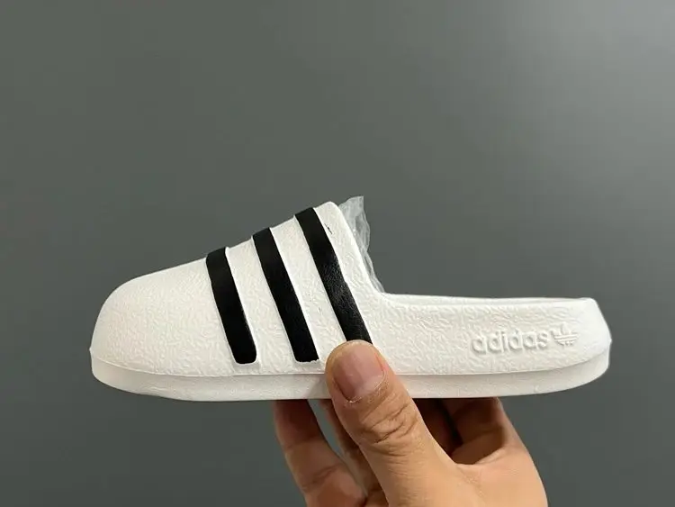 Adidas Originals ADIFOM ADILETTE Children's Closed-Toe Slippers — foto 7 de 7