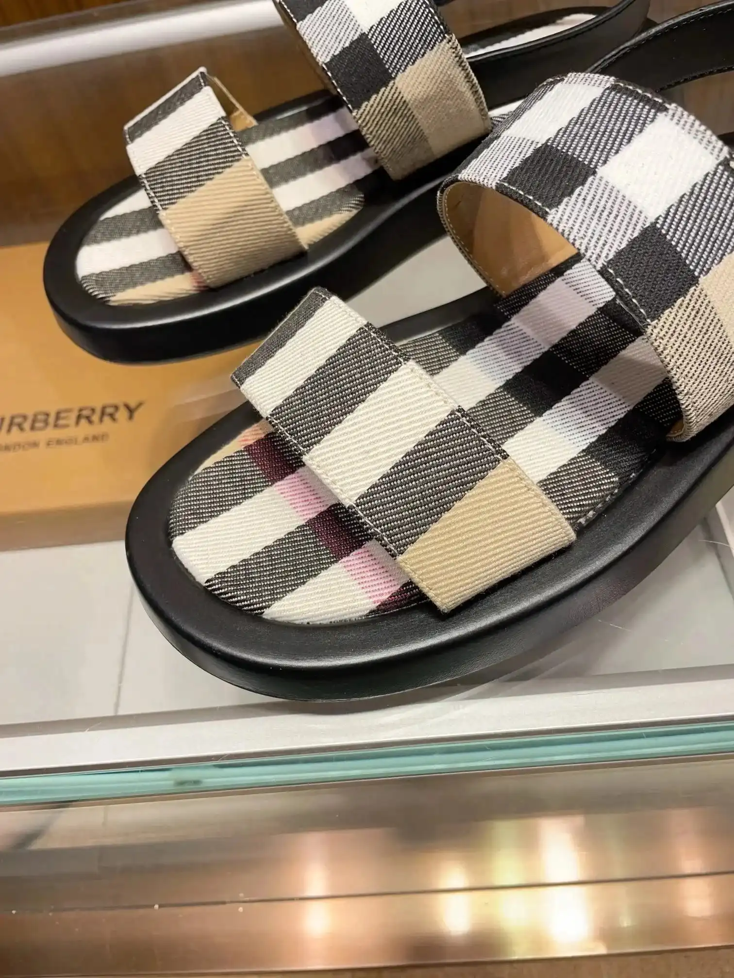 Burberry Check Strap Sandals — foto 2 de 8