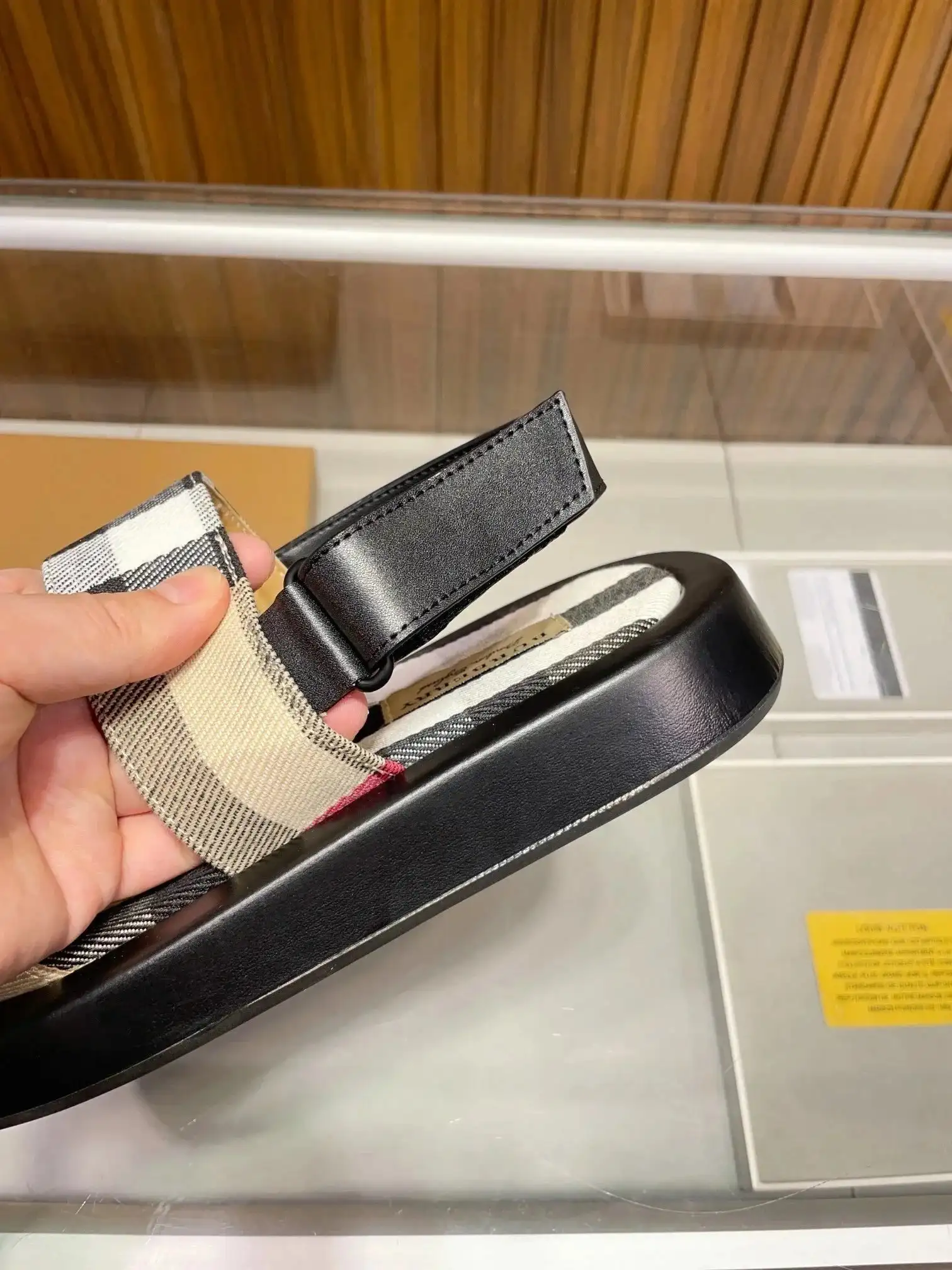 Burberry Check Strap Sandals — foto 3 de 8