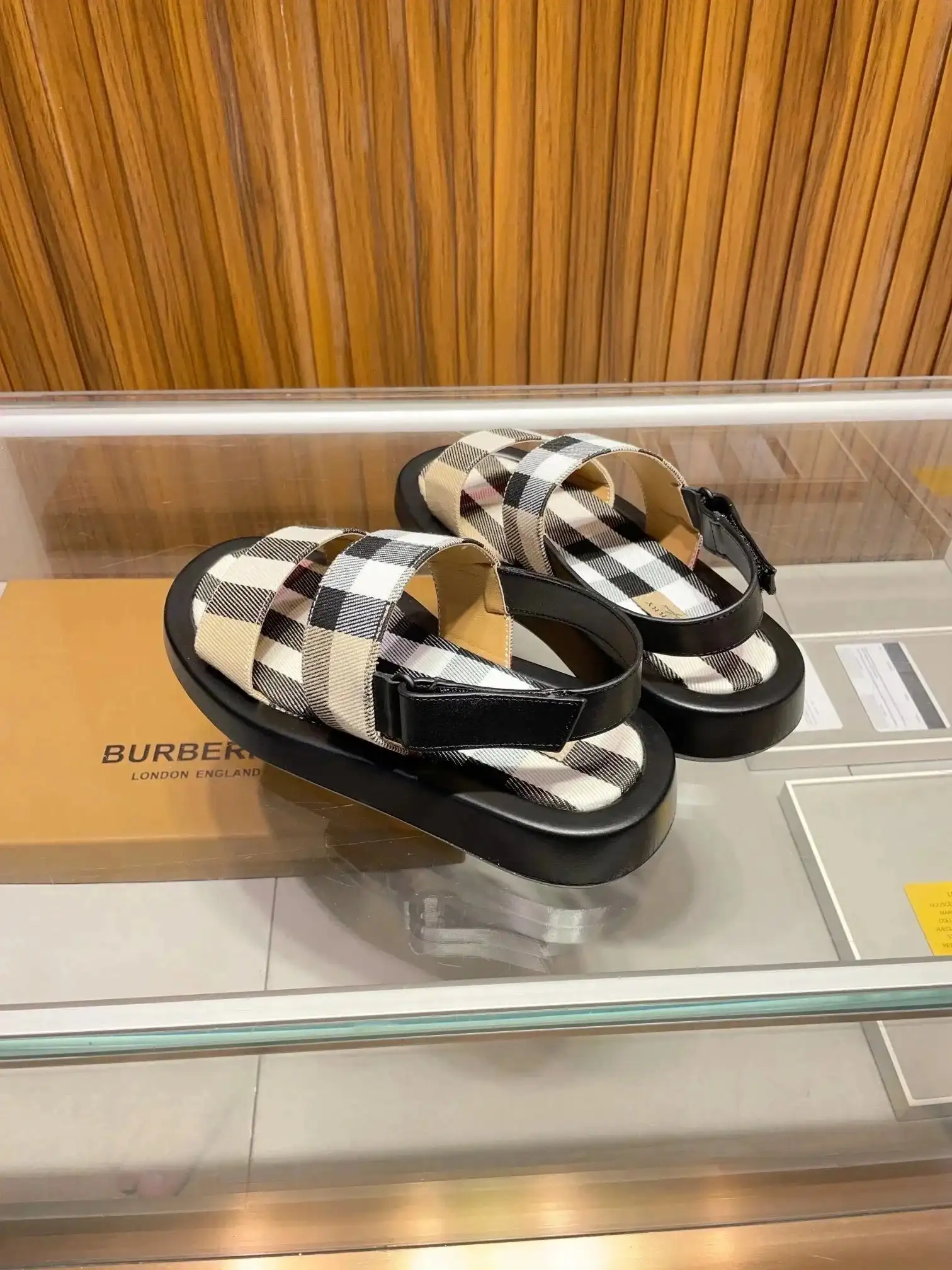 Burberry Check Strap Sandals — foto 4 de 8