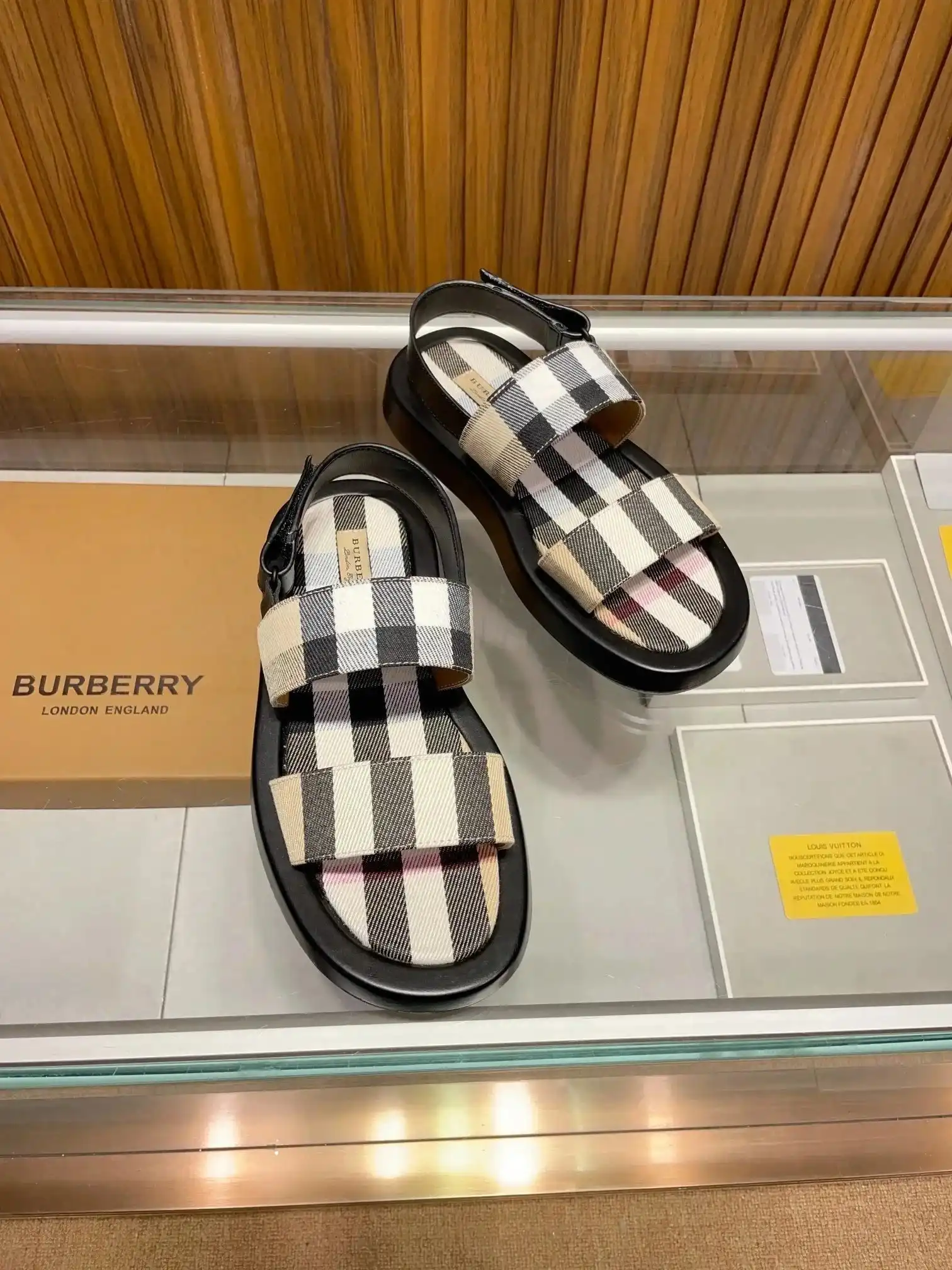 Burberry Check Strap Sandals — foto 5 de 8