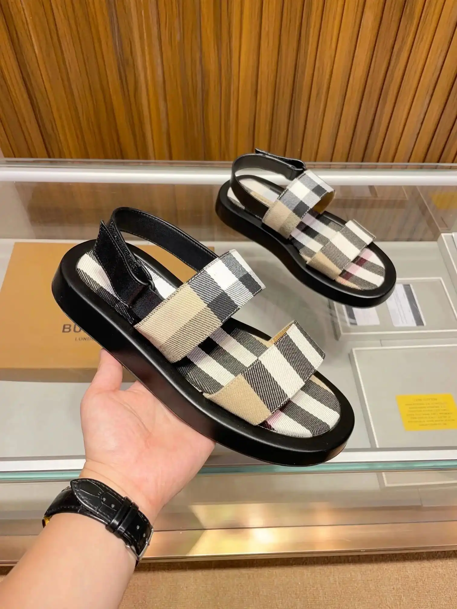 Burberry Check Strap Sandals — foto 6 de 8