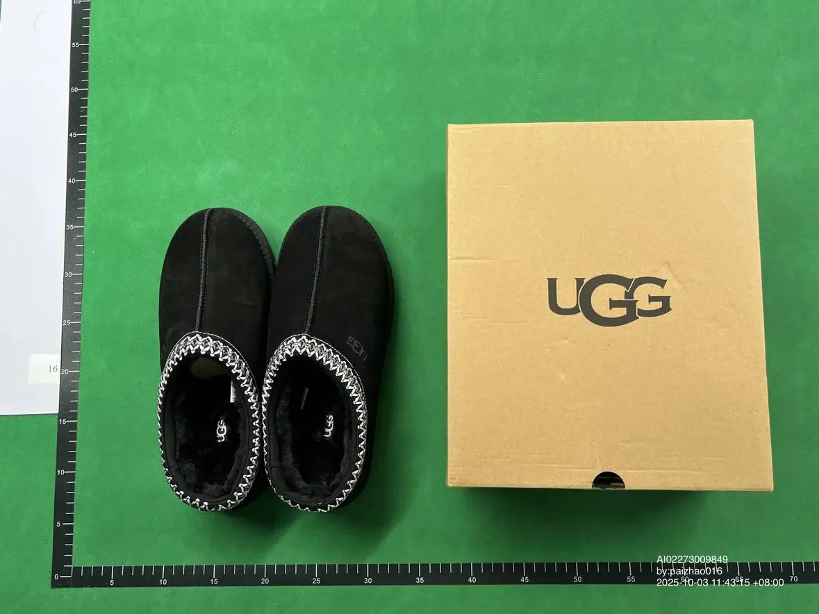 UGG Slippers — foto 2 de 6