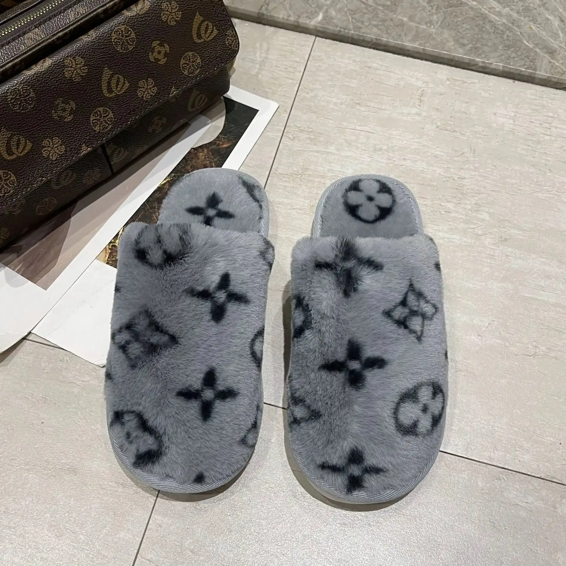 Louis Vuitton Monogram Faux Fur Slippers — foto 2 de 8