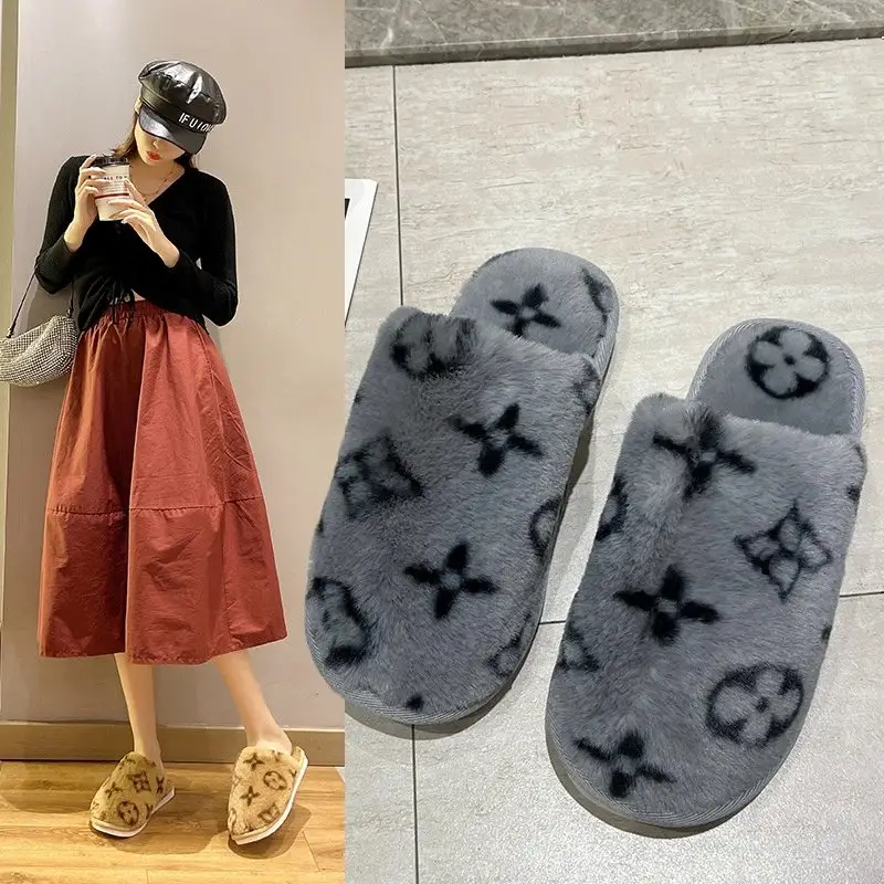 Louis Vuitton Monogram Faux Fur Slippers — foto 3 de 8