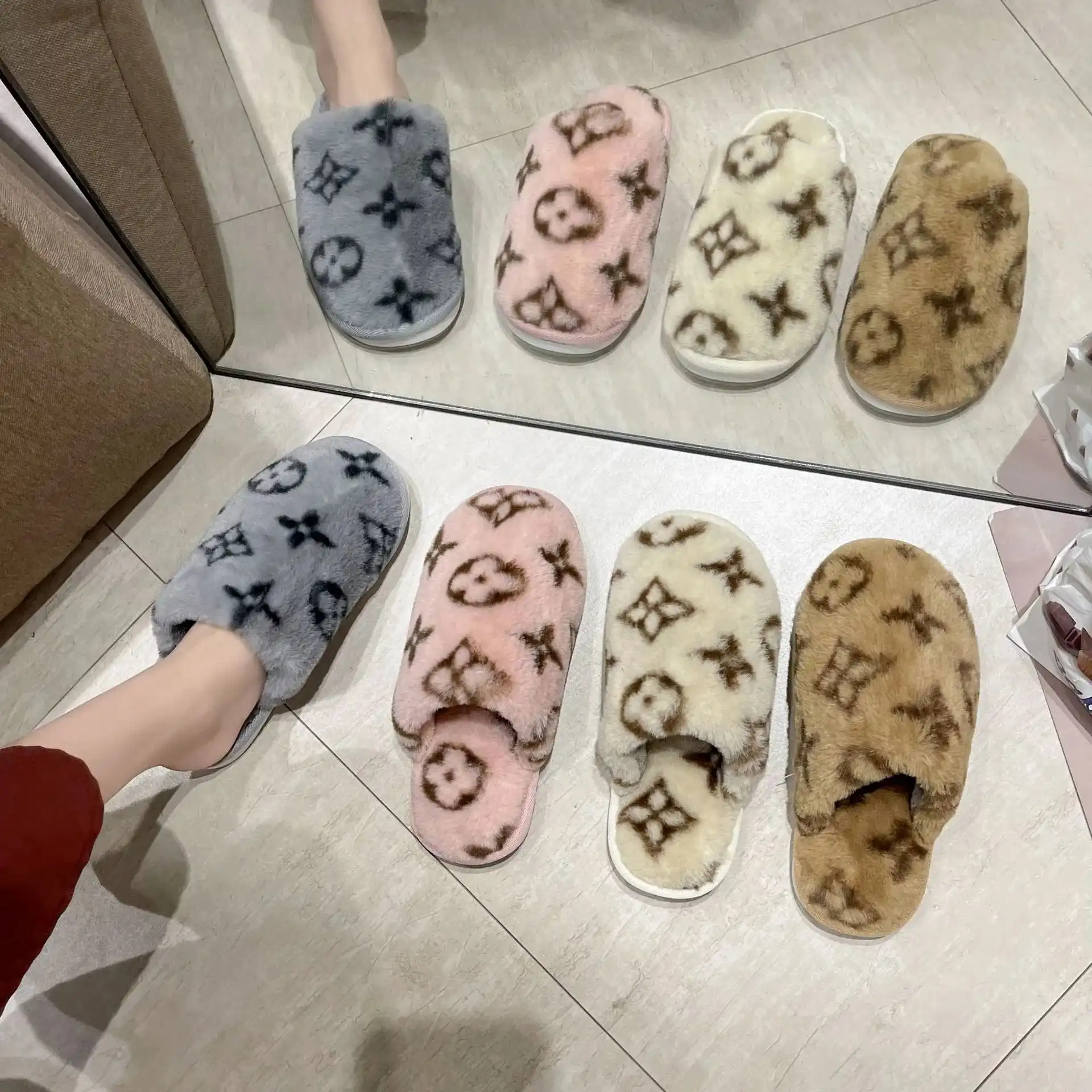 Louis Vuitton Monogram Faux Fur Slippers — foto 4 de 8