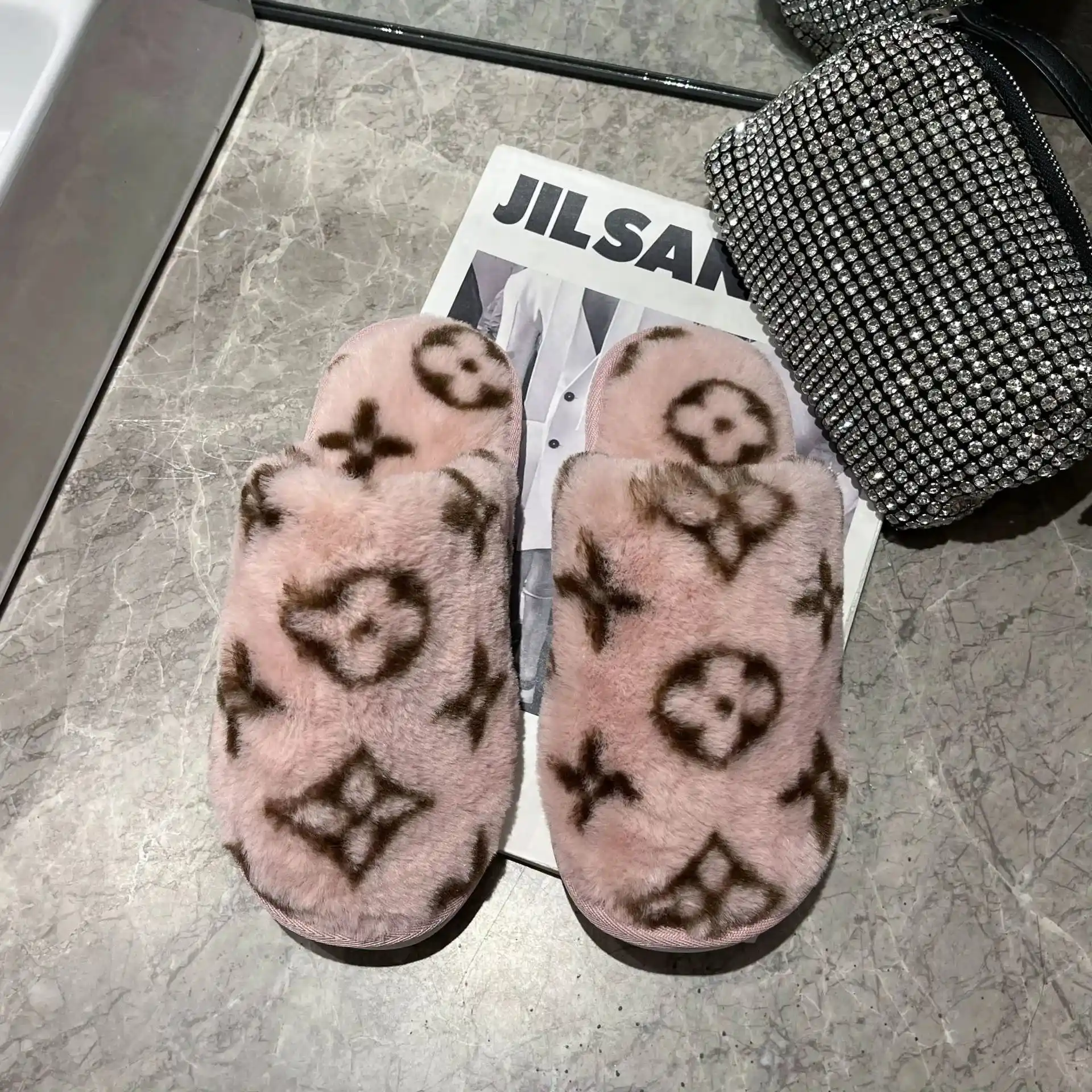 Louis Vuitton Monogram Faux Fur Slippers — foto 5 de 8