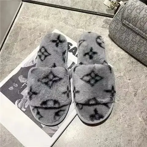 Louis Vuitton Monogram Faux Fur Slippers — foto 6 de 8