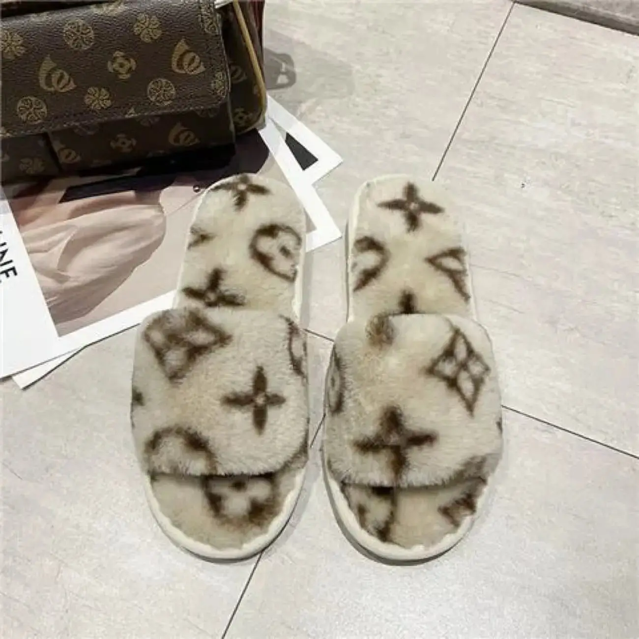 Louis Vuitton Monogram Faux Fur Slippers — foto 7 de 8
