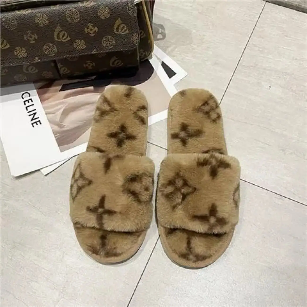 Louis Vuitton Monogram Faux Fur Slippers — foto 8 de 8