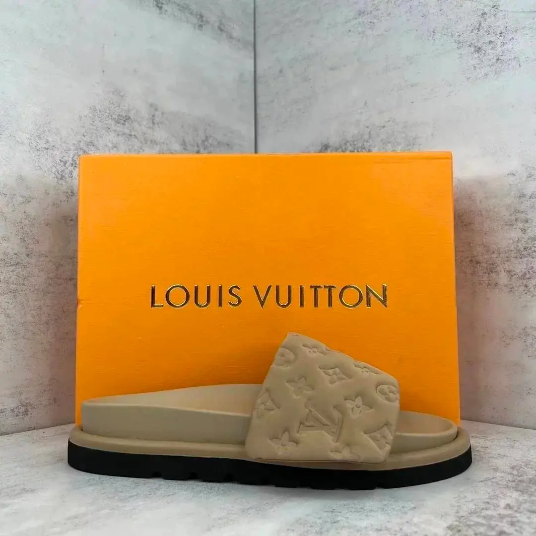 Louis Vuitton Slides [Multiple Styles: Monogram — foto 4 de 8