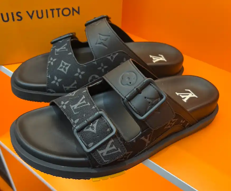 LV slippers — foto 4 de 8