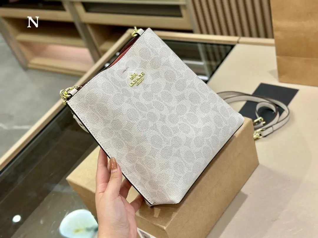 Coach Handbags [15 styles] — foto 3 de 8