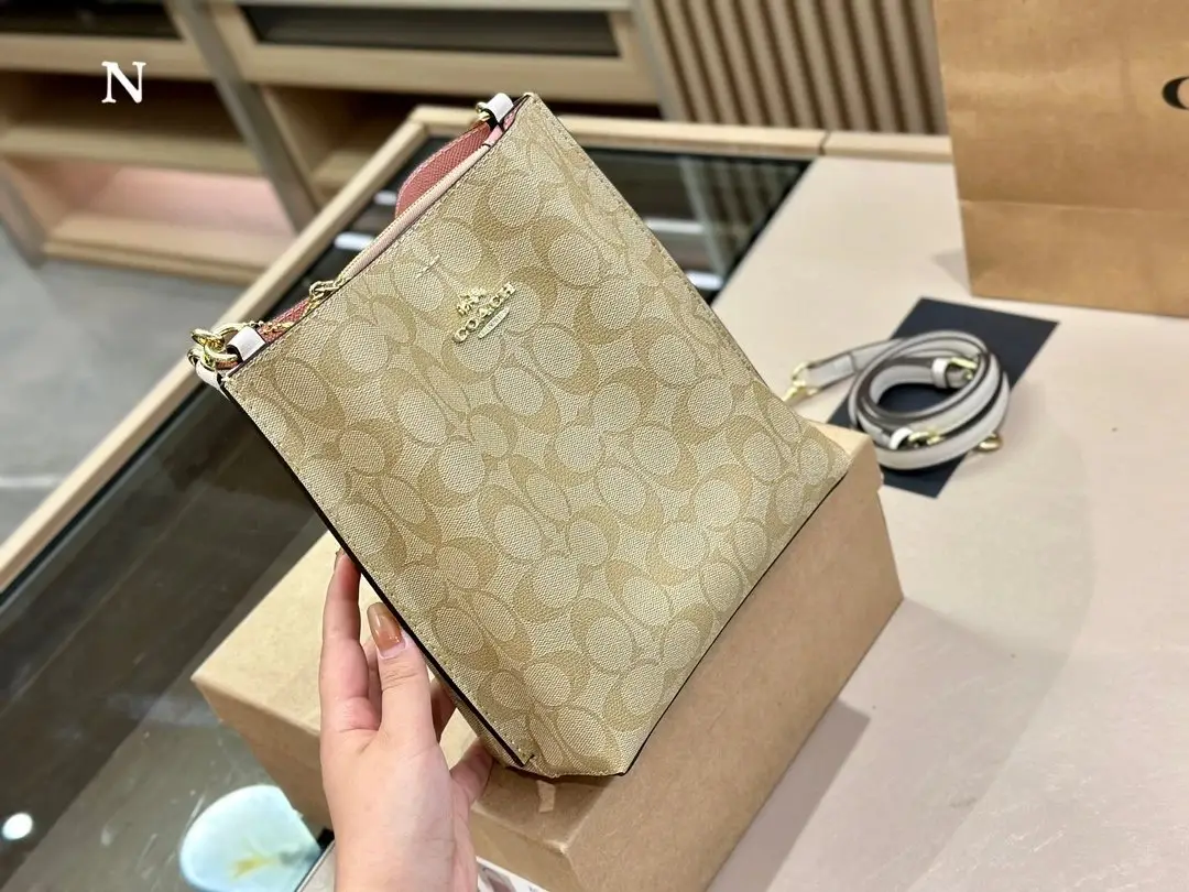 Coach Handbags [15 styles] — foto 4 de 8
