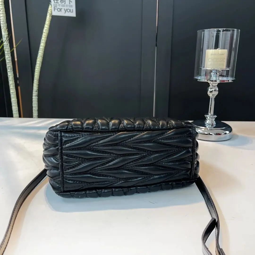 Louis Vuitton Underarm Bag [33 styles] — foto 4 de 8